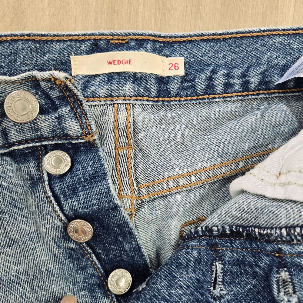 Levi's Wedgie Icon Fit Jeans, Size 26, Light Wash - Picture 4 of 13